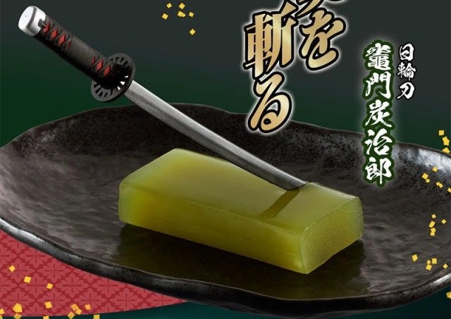 Potong Makanan Penutup Kamu dengan Pedang Mini Demon Slayer