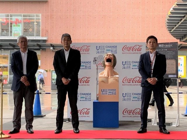 Unik! Ada Tong Sampah Berbentuk Titan Di Jepang