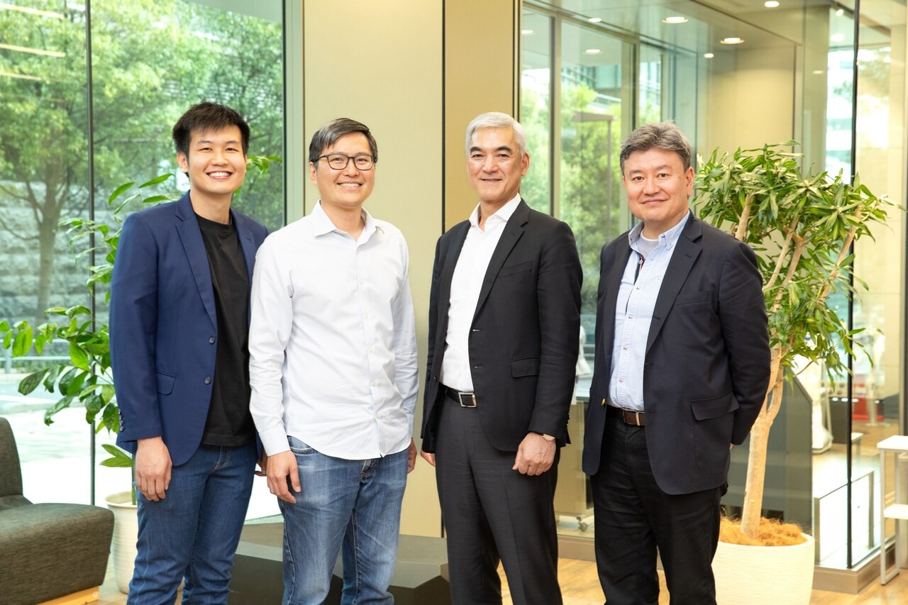 左からGarena Online Private Limitedのハロルド・テオ氏、ジェイソン・ン氏、KADOKAWAの泉水敬氏、加藤真也氏