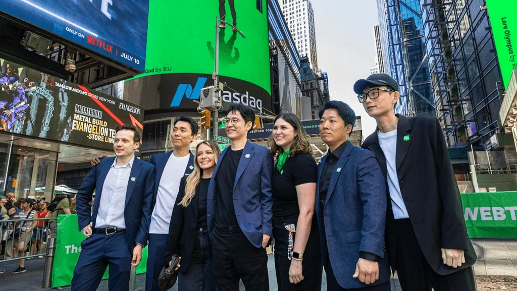 Kim Jun-Koo, CEO dan pendiri Webtoon Entertainment, sedang berfoto dengan para pembuatnya. Dari kiri ke kanan: Shen, Son Je-Ho, Anna Todd, sutradara Kim Jun-Koo, Ingrid Ochoa, Kim Gyu-Sam, Jo Seok / © Webtoon Entertainment