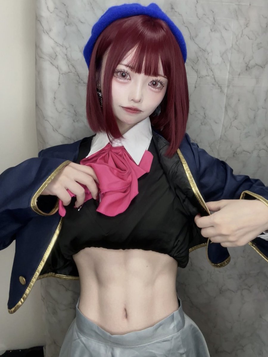 Cosplay Arima Kana dari anime Oshi no Ko