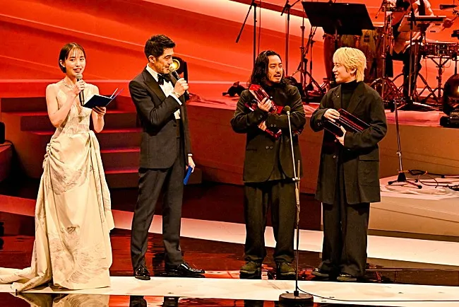 Creepy Nuts duo holding seven awardsImage courtesy of CEIPA© CEIPA / MUSIC AWARDS JAPAN 2025