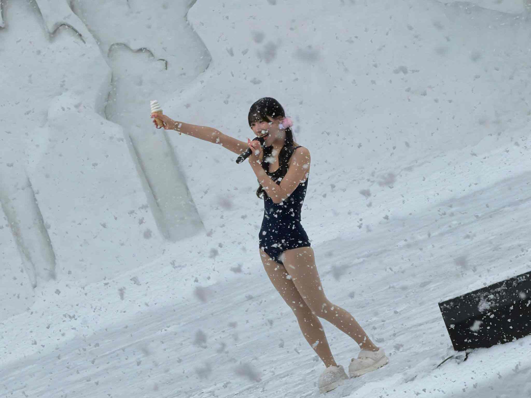 Gruop Idol Japan PLANCK STARS Menjadi Sorotan Karena Tampil di Suhu Dingin Dengan Baju Renang di Tengah Salju